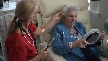 Bakıcı, ev sağlığı ortamında yaşlı bir kadınla iletişim kurar, bağlanmayı teşvik eder ve nesneleri paylaşır..