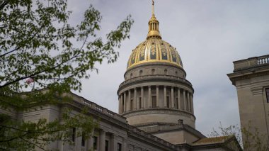 Batı Virginia Eyalet Meclisi 'nin çarpıcı altın kubbesi Charleston' da gökyüzüne gururla karşı duruyor etkileyici mimarisini ve tarihsel önemini gözler önüne seriyor..