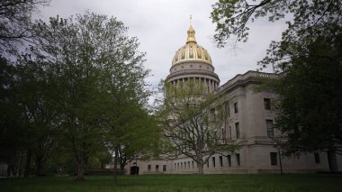 Batı Virginia Eyaleti Kongre Binası Charleston 'da görkemli bir şekilde duruyor, altın bir kubbe ve yemyeşil ile çevrili. Ziyaretçiler ve tarih meraklıları için popüler bir site.