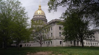 Ziyaretçiler, Charleston 'daki bereketli yeşilliklerle çevrili ikonik altın kubbesiyle görkemli Batı Virginia Eyalet Meclisi' ne hayran kalabilirler. Yerel tarihin bir simgesi..