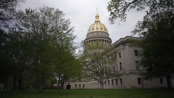 Batı Virginia Eyaleti Kongre Binası Charleston 'da görkemli bir şekilde duruyor, altın bir kubbe ve yemyeşil ile çevrili. Ziyaretçiler ve tarih meraklıları için popüler bir site.