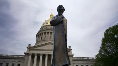 Abraham Lincoln 'ün bronz heykeli gururla Batı Virginia Eyalet Meclisi önünde duruyor. Charleston' ın etkileyici mimarisini ve canlı atmosferini gözler önüne seriyor..