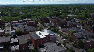 Martinsburg, Batı Virginia 'nın havadan görünüşü bahar ve yaz aylarında yemyeşil ile çevrili adliye binasını, konutları ve ticari alanları gösteriyor..