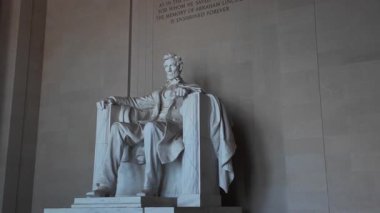 Washington DC 'deki Lincoln Anıtı' nın yakın görüntüsü. Mermer heykel Abraham Lincoln 'ü bir sandalyede otururken ve elleri kolçakların üzerinde dinlenirken tasvir ediyor..