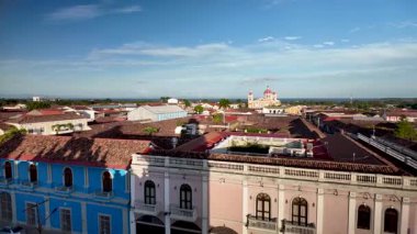 Güneş tarihi katedrali aydınlatırken, Granada Nikaragua 'nın canlı mimarisinin zaman geçişi Orta Amerika şehrinin cazibesini gözler önüne seriyor..