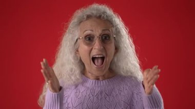 Kıvırcık beyaz saçlı ve gözlüklü orta yaşlı bir kadın heyecanla kollarını kaldırdığını söylüyor..