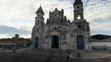 Nikaragua 'daki Granadas Iglesia de Guadalupe' nin çarpıcı mimarisini yaşayın. Detaylı dış görünüşünü ve canlı çevresini sergileyin..
