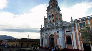 Granada Nikaragua 'daki Xalteva Kilisesi' nin göz kamaştırıcı mimarisini gösteren bir dönüşüm deneyimi yaşayın. Parlak mavi gökyüzüne karşı güzelliğini vurgulayın.