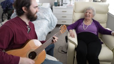 Bir torun bir aile ziyareti sırasında büyükannesiyle bir müzik anı paylaşır. Müzik terapisi birlikte geçirdikleri zamanı zenginleştirir..