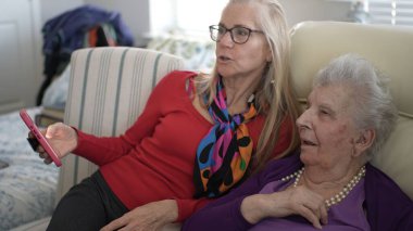 Yetişkin bir kız olarak iki nesil birbirine bağlanıyor. Yaşlı anne resimlerini telefonda gösteriyor. Yürekten bir anın tadını çıkarıyorlar, eski anıları yad ediyorlar..