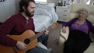 Bir torun bir aile ziyareti sırasında büyükannesiyle bir müzik anı paylaşır. Müzik terapisi birlikte geçirdikleri zamanı zenginleştirir..