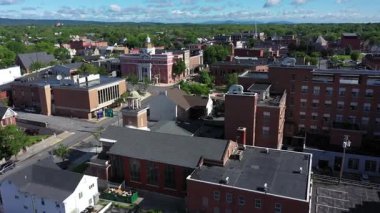 Martinsburg, WV, ABD - 05 07 2025: Martinsburg, Batı Virginia 'nın büyüleyici hava perspektifi canlı yeşillik ve çiçek açan bahar veya yaz ayları ortasındaki tarihi adliye binası.