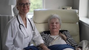 Bir sağlık hizmeti sağlayıcısı, ev ziyareti sırasında rahat bir evde oturan olgun bir kadınla ilişki kurar. Atmosfer sıcak ve şefkatli..