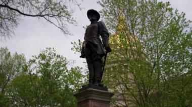 Charleston, WV, ABD - 04 22 2025: Stonewall Jackson heykeli, Charleston 'daki yemyeşil ağaçlarla çevrili Batı Virginia Eyalet Meclisi' nin altın kubbesinin önünde duruyor.
