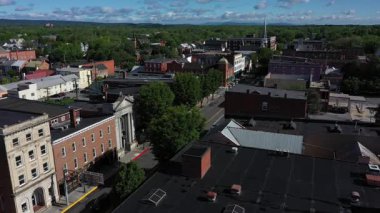 Martinsburg, bahar mevsiminde çiçek açan ağaçlarla çevrili canlı şehir manzarasını sergiliyor. Hareketli sokaklar canlı.