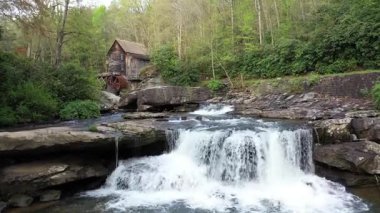 Babcock Eyalet Parkı, Batı Virginia kırsalındaki Appalachian cazibesini gözler önüne seren dingin bir şelalenin yanında bir değirmenle canlı bahar renkleri seriyor..