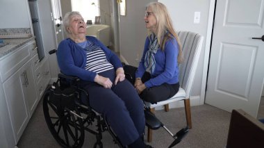 Bir kız, tekerlekli sandalyedeki yaşlı annesini ziyaret eder, yakın ilişkilerini vurgulamak için, sıcak bir ortamda arkadaşlık ve bakım sağlar..