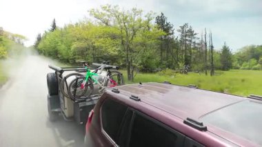 Bir aile, Allegheny Platosu 'nun Dolly Sods bölgesinde bir kamp gezisinin keyfini çıkarıyor. Ağlayan bir karavanı ve dağların arasında maceralar için motosikletleri var..