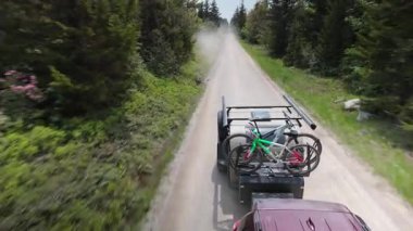 Bir aile Dolly Sods 'da kamp gezisinin tadını çıkarıyor. Tozlu bir yolda karavan sürüyorlar. Etrafı gür ağaçlar ve güzel dağ manzaralarıyla çevrili..