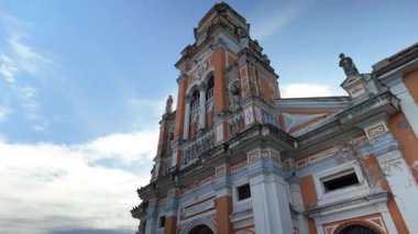 Granada Nikaragua 'daki Xalteva Kilisesi' nin büyüleyici mimarisini gözler önüne seren çan kulesinin yakın görüntüsü parlak mavi gökyüzüne karşı güzelliğini vurguluyor.