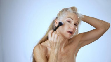 Olgun Kadın Beyaz Arkaplanda Makyaj Yaparken Spa Gününün Tadını Çıkartıyor