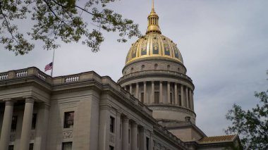 Ziyaretçiler, Batı Virginia Eyalet Meclisi 'nin muhteşem altın kubbesine hayran kaldılar. Güzel mimari ile çevrili, Charleston tarihinin önemli bir parçasını yakaladılar..