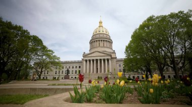 Charleston 'da Batı Virginia Eyalet Meclisi önündeki çiçekler, muhteşem bir mimariye ev sahipliği yapıyor..