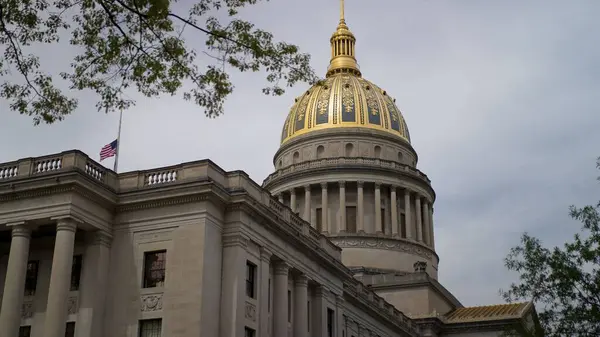 Ziyaretçiler, Batı Virginia Eyalet Meclisi 'nin muhteşem altın kubbesine hayran kaldılar. Güzel mimari ile çevrili, Charleston tarihinin önemli bir parçasını yakaladılar..