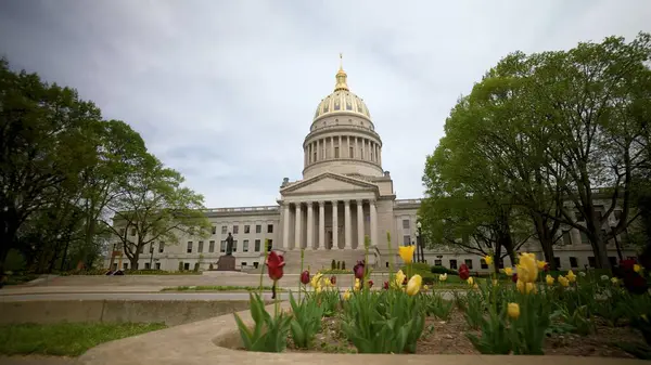 Charleston 'da Batı Virginia Eyalet Meclisi önündeki çiçekler, muhteşem bir mimariye ev sahipliği yapıyor..