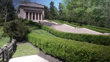Hodgenville, Kentucky 'deki Abraham Lincoln Doğum Yeri Ulusal Tarih Parkı. Lincoln ailesinin batan bahar çiftliği arazisinde Lincoln 'ün doğumunun 100. yıldönümü üzerine inşa edilen anıt bina.. 