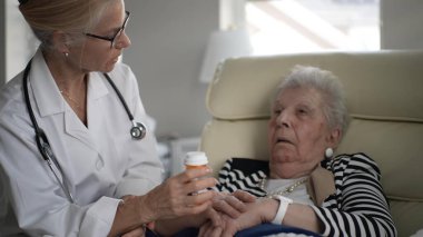 Olgun bir kadın evdeki bakıcısı tarafından ziyaret edilir. Tedaviyi tartışıyorlar, kişisel sağlık ve bakımın önemini vurguluyorlar..