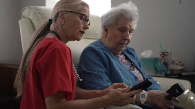 Bakıcı yaşlı bir kadınla ilişki kurar, bir sağlık merkezinde yardım ve arkadaşlık teklif eder, konfor ve bağlantıyı teşvik eder..