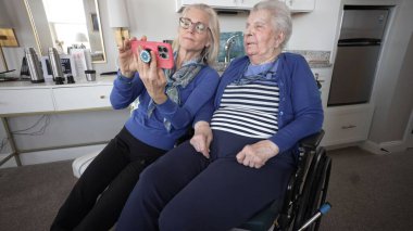 Sevgi dolu bir kız, yaşlı annesiyle kapalı bir ortamda sohbet eder. Değerli aile anılarını ve birliktelik anlarını yakalar..