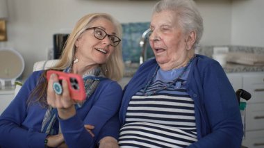 Aile bireyleri, kızları olarak birbirlerine bağlanırlar. Akıllı bir telefonla yaşlı anne anılarını gösterirler. Ev içi samimi ziyaretleri sırasında günlük yaşamlarını sevgi ve destekle güçlendirirler..