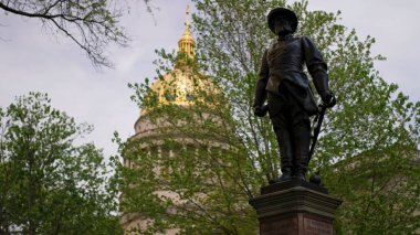 Stonewall Jackson heykeli Batı Virginia Eyalet Meclisi 'nin altın kubbesinin önünde duruyor. Charleston' daki yemyeşil ağaçlarla çevrili, yasama organlarını gözler önüne seriyor..