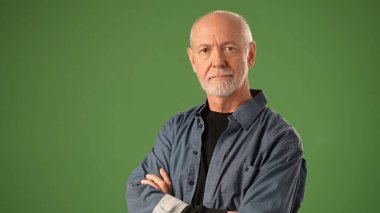 Sıcak bir gülümsemesi olan son sınıf öğrencisi yeşil bir ekranın önünde duruyor. Siyah bir gömlek ve mavi bir ceket giyiyor, cana yakın ve cana yakın bir mizacı var..