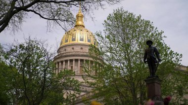 Charleston 'daki göz kamaştırıcı Batı Virginia Eyalet Meclisi' ni keşfedin, altın bir kubbe ve yemyeşil ve ziyaretçiler için mükemmel tarihi bir heykel ile çevrili..