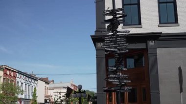 Frankfort, KY, ABD - 04 28 2025: Frankfort, KY, turistleri tarihi mekanlara, burbon imalathanelerine ve diğer yerel ilgi alanlarına yönlendiren pankartlar ve tabelayla süslendi.