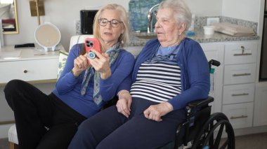 Bir kız ve yaşlı annesi oturma odasında birlikte oturuyorlar. Hafızalarını akıllı bir telefonla paylaşıyorlar. Aşkı ve birlikteliği vurguluyorlar..