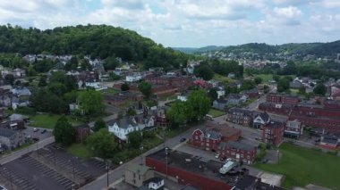 Canlı hava perspektifleri, tarihi binalar, bereketli yeşillikler ve bu Appalachian kasabasının büyüleyici planının yer aldığı Clarksburg, Batı Virginia 'yı vurguluyor..