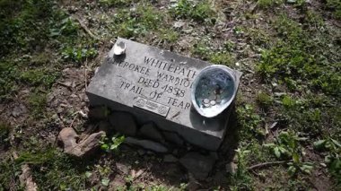 Hopkinsville, KY, ABD - 04 26 2025: Çeroki mirasını ve Gözyaşı Yolu 'nu hatırlayan bu tarihi kamp alanındaki Şef Beyaz Yol' un anısına saygı gösterin..