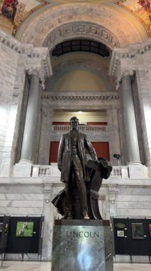 Frankfort, KY, ABD - 04 28 2025: Frankfort 'taki Kentucky Eyalet Meclisi' nin iç kesiminde Abraham Lincoln 'ün önemli bir heykeli yer alıyor..