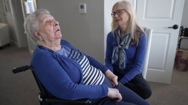 Bir kız, aile bağlarını ön plana çıkaran bir ziyaret sırasında, sıcak bir yuva kurarak sevgi ve destek göstererek, yaşlı annesiyle yakınlık kurar..