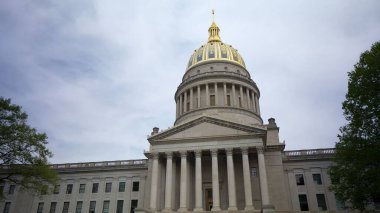 Ziyaretçiler, Charleston 'daki Batı Virginia Eyalet Kongre Binası' nın muhteşem mimarisine hayran kalarak, ikonik altın kubbesini ve klasik sütunlarını bulutlu bir gökyüzüne karşı sergilediler..