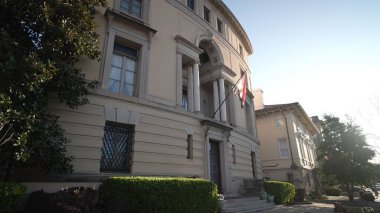 Washington, DC, ABD - 03 21 2025: Washington 'daki Mısır Büyükelçiliği, zarif mimarisi ve diplomatik varlığını vurgulayan ulusal bayrakları ile uluslararası işbirliğini temsil ediyor.