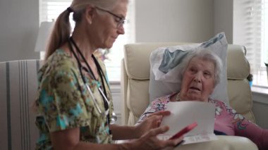 Bir hemşire, yaşlı bir kadının yaşam tesisinde hoş bir sohbete girişirken hayati organlarını kontrol eder. Bağlantı ve bakım anlarını paylaşıyorlar..
