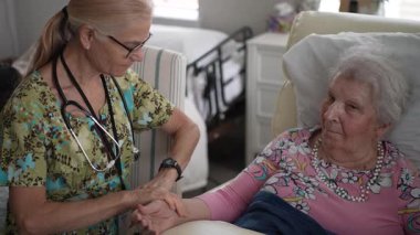 Hemşire, yaşlı bir kadının hayati organlarını kontrol ederek ona kişisel yardımda bulunuyor. Yaşlılar için bir huzurevinde sohbet ediyorlar. Arkadaşlığı teşvik ediyorlar..