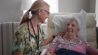 Mutlu bir hemşirenin, huzur evinde yaşlı bir kadınla ilişki kurup, arkadaşça sohbet ederken hayati organlarını kontrol edişinin portresi..