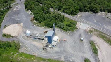 Thomas, Batı Virginia 'da kum madenciliği faaliyetleri görülebiliyor, geniş çaplı kazı faaliyetleri ve ekipmanlar verimli ve ormansal alanlarda sergileniyor..