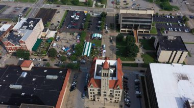 Parkersburg, Batı Virginia şehir merkezinin geniş hava manzarasının tadını çıkarın. Canlı bir olayı, tarihi binaları ve çevresindeki güzel manzarayı vurgulayın..
